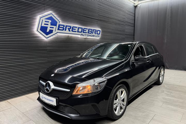 Sort Mercedes A200 fra 2016 set udefra