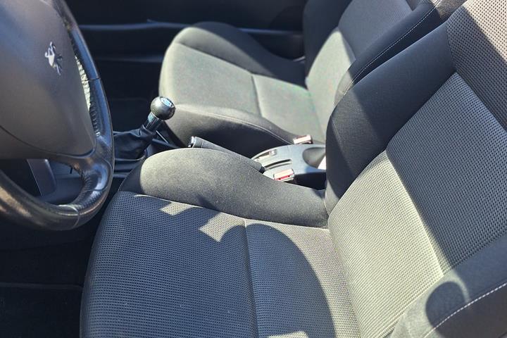 Sort Peugeot 207 fra 2008