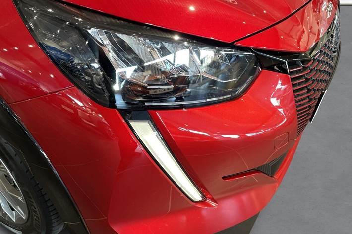 Rød Peugeot e-208 fra 2021