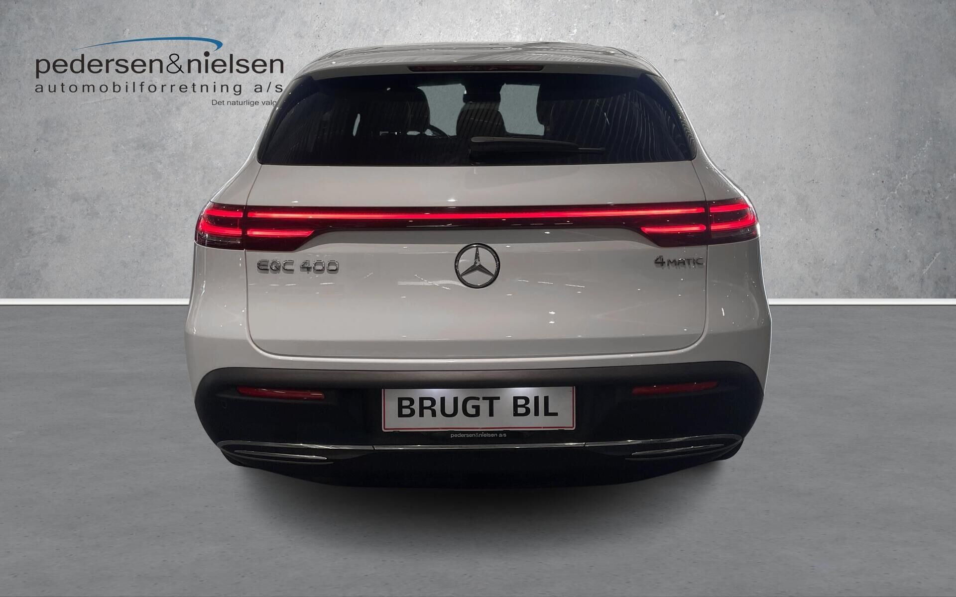 Hvid Mercedes EQC 400 fra 2020 set udefra