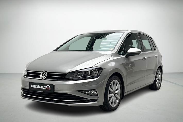 Grå VW Golf Sportsvan fra 2020 set udefra