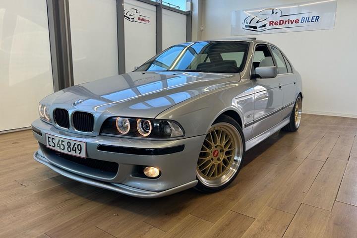 Sølv BMW 528i fra 1995 set udefra