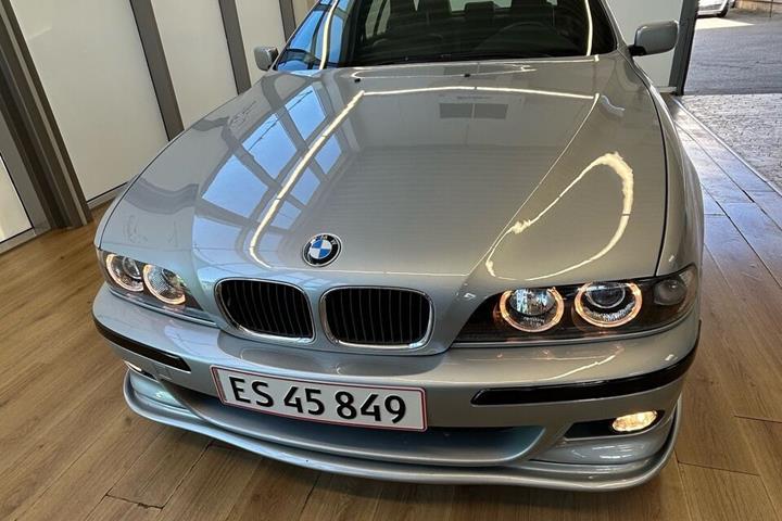 Sølv BMW 528i fra 1995 set udefra