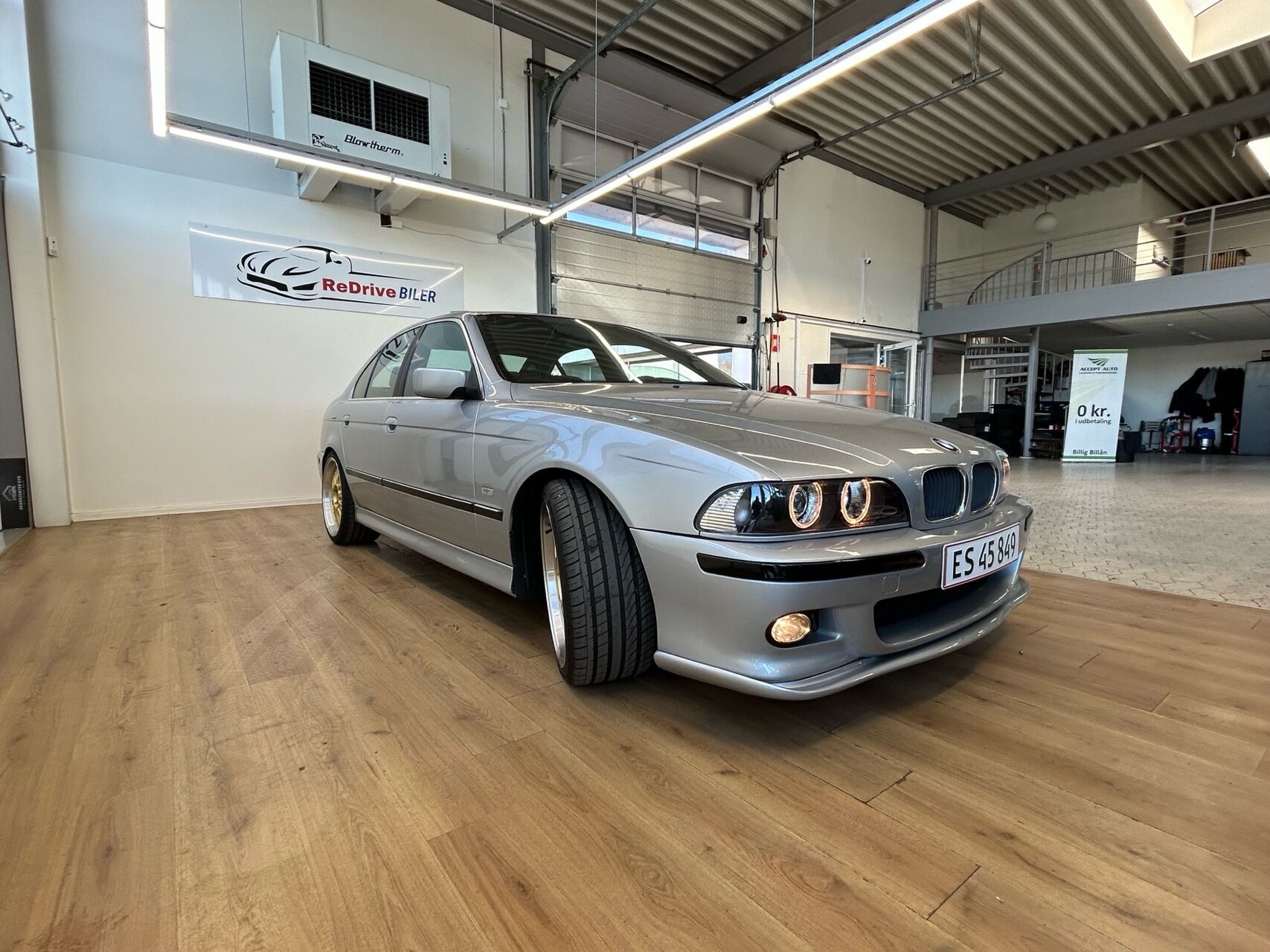 Sølv BMW 528i fra 1995 set udefra