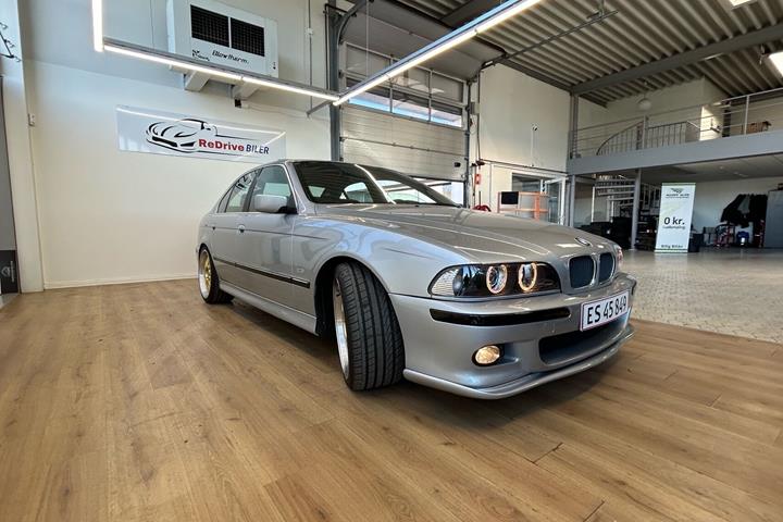 Sølv BMW 528i fra 1995 set udefra