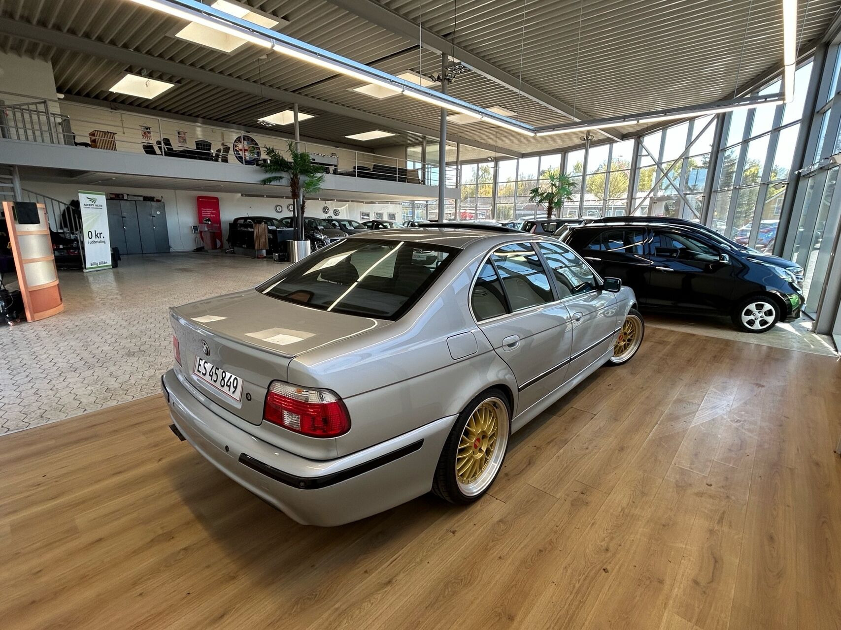 Sølv BMW 528i fra 1995 set udefra
