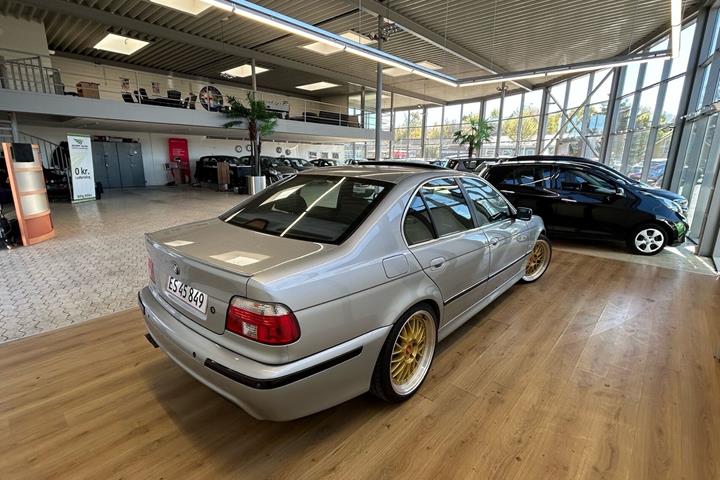 Sølv BMW 528i fra 1995 set udefra