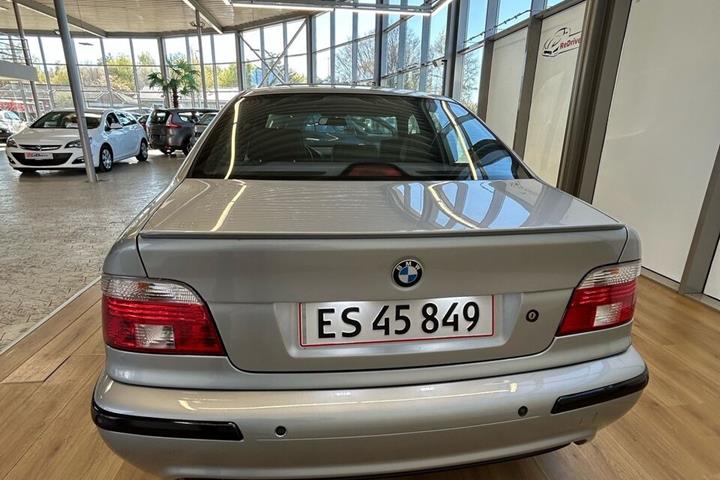 Sølv BMW 528i fra 1995 set udefra