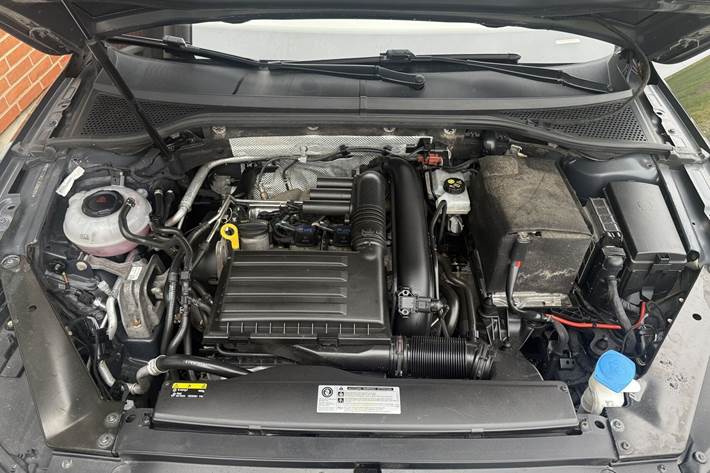 Grå VW Passat fra 2017