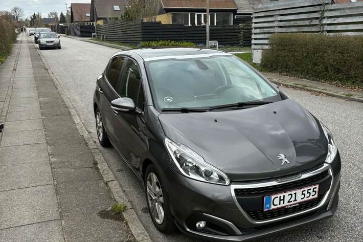 Grå Peugeot 208 fra 2019