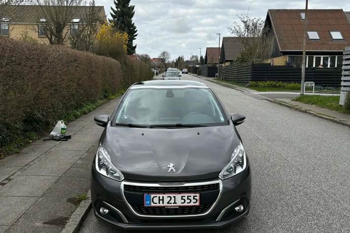 Grå Peugeot 208 fra 2019
