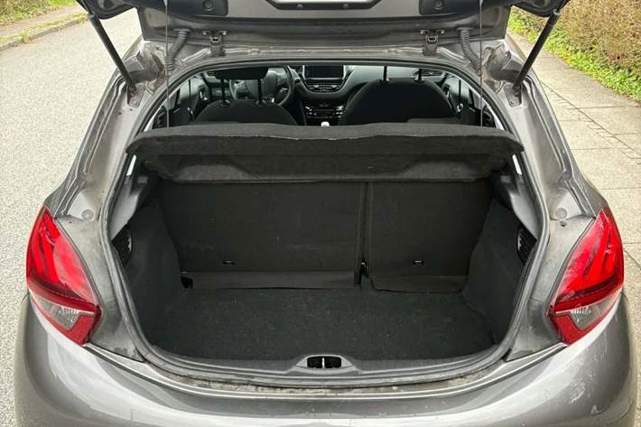 Grå Peugeot 208 fra 2019