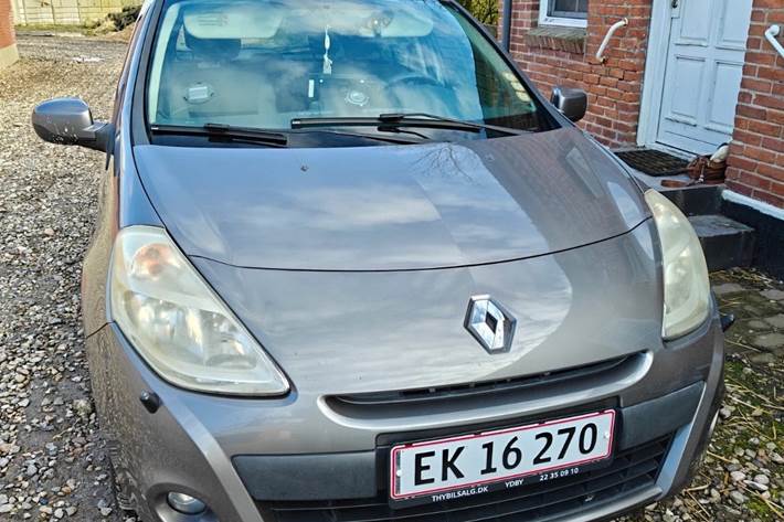 Grå Renault Clio III fra 2011