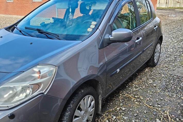 Grå Renault Clio III fra 2011