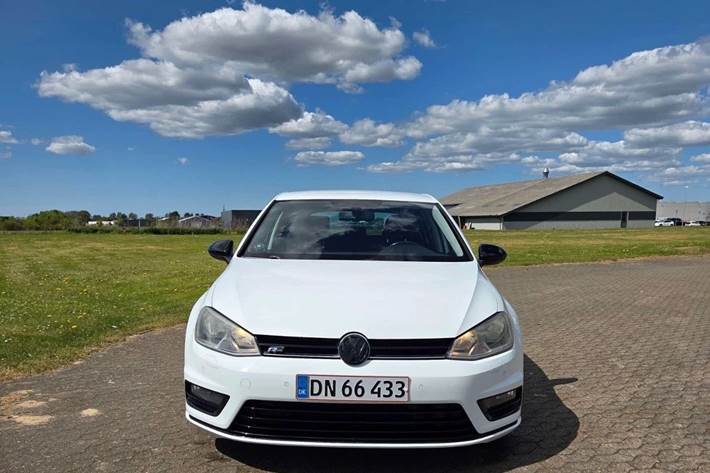Hvid VW Golf VII fra 2015