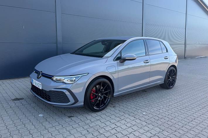 Grå VW Golf VIII fra 2021