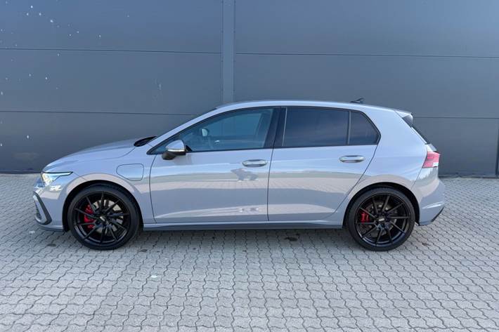 Grå VW Golf VIII fra 2021