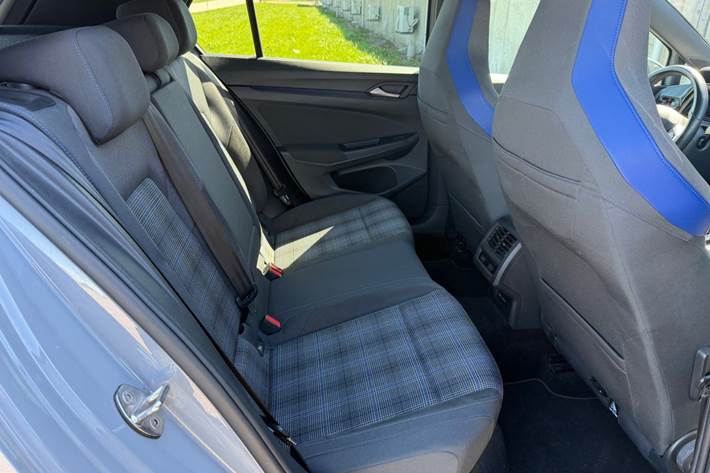 Grå VW Golf VIII fra 2021