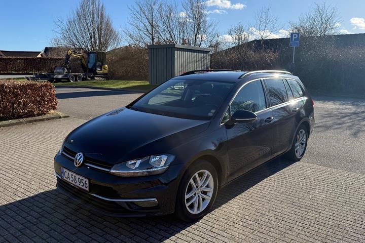Sort VW Golf VII fra 2017 set udefra
