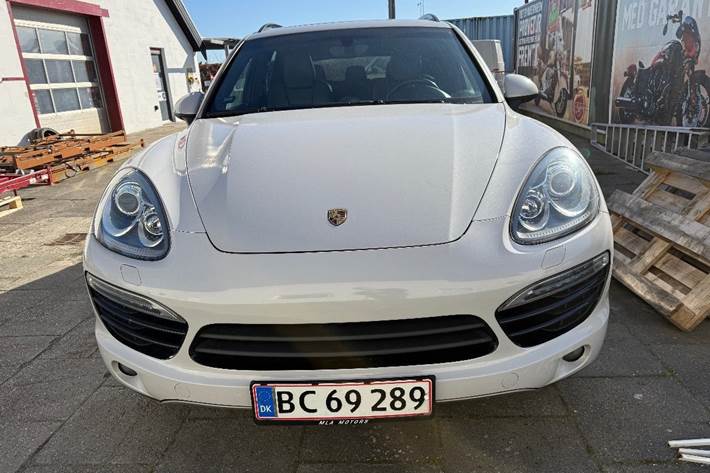 Hvid Porsche Cayenne fra 2010