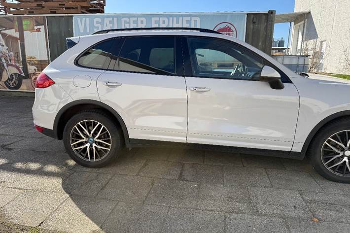 Hvid Porsche Cayenne fra 2010