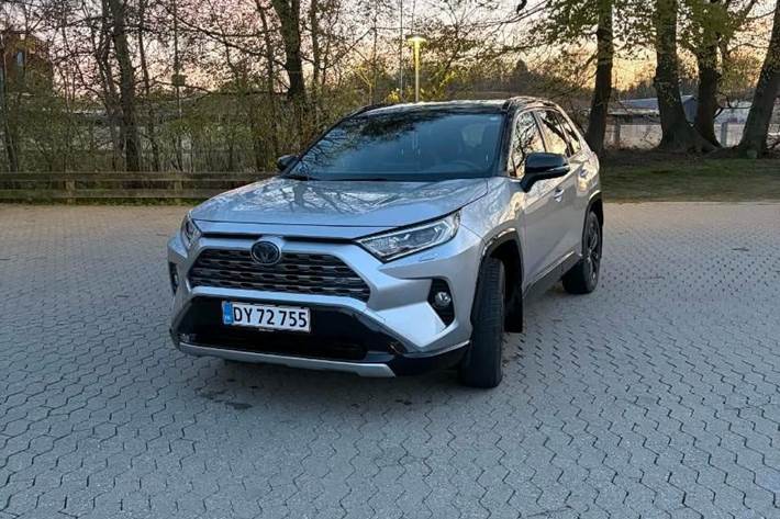 Grå Toyota RAV4 fra 2019