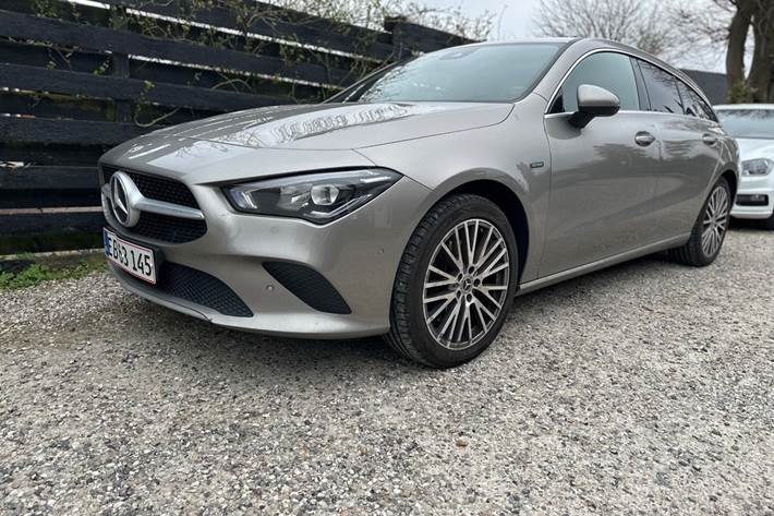 Beige Mercedes CLA250 e fra 2021