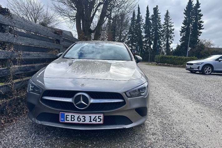 Beige Mercedes CLA250 e fra 2021