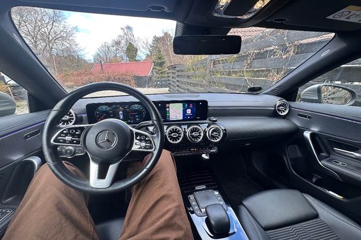 Beige Mercedes CLA250 e fra 2021