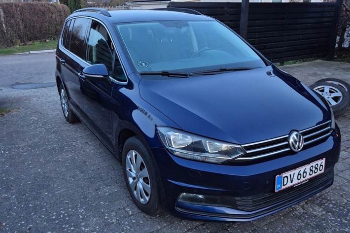 Blå VW Touran fra 2018