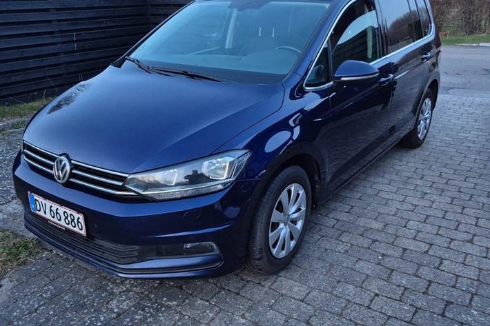 Blå VW Touran fra 2018