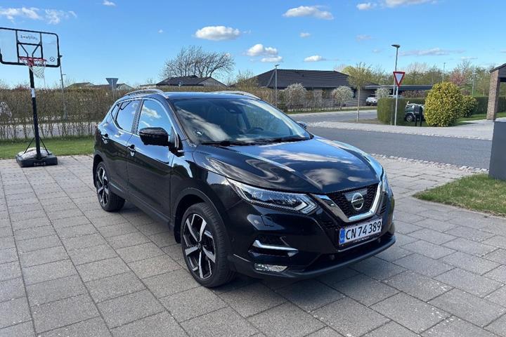 Sort Nissan Qashqai fra 2018 set udefra
