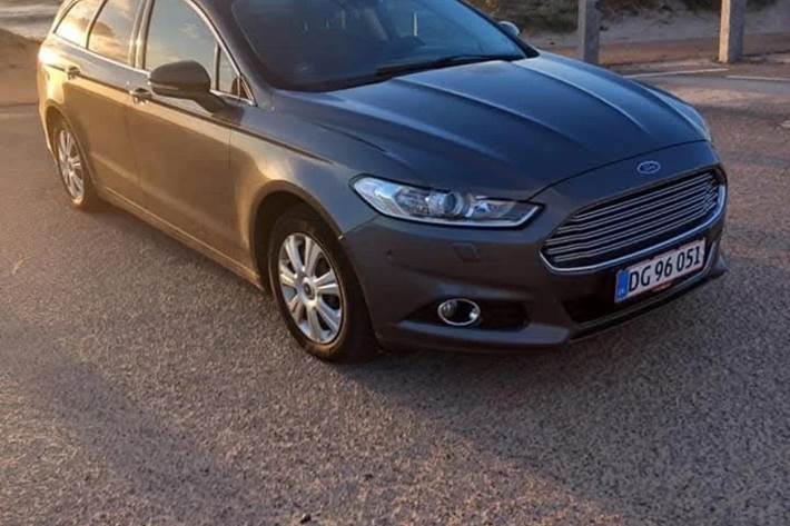 Grå Ford Mondeo fra 2018