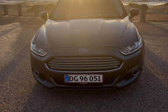 Grå Ford Mondeo fra 2018