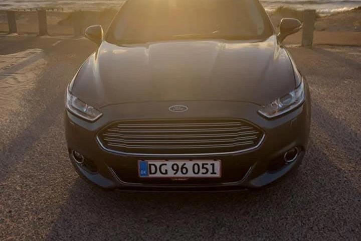 Grå Ford Mondeo fra 2018