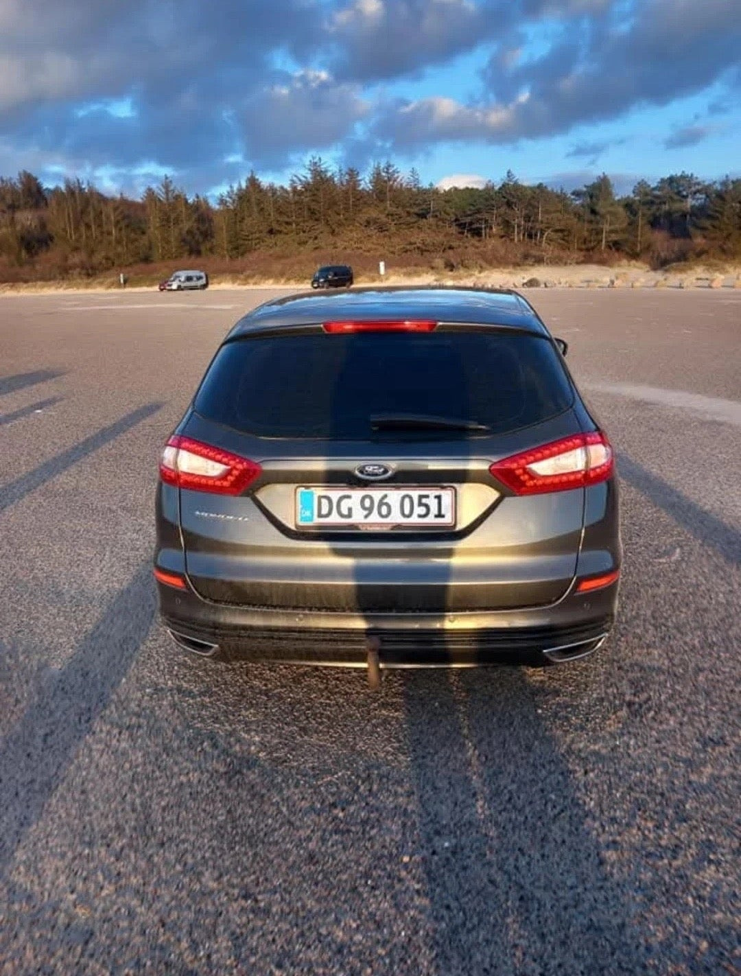 Grå Ford Mondeo fra 2018