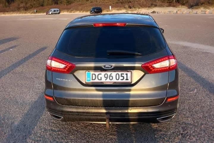 Grå Ford Mondeo fra 2018
