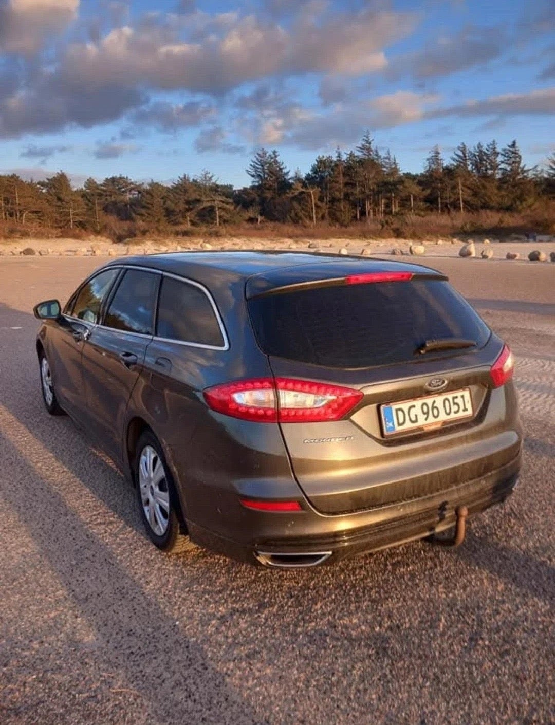 Grå Ford Mondeo fra 2018