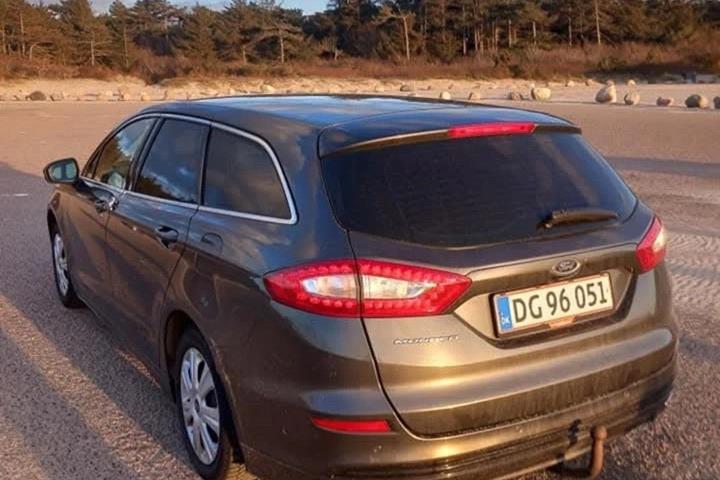 Grå Ford Mondeo fra 2018