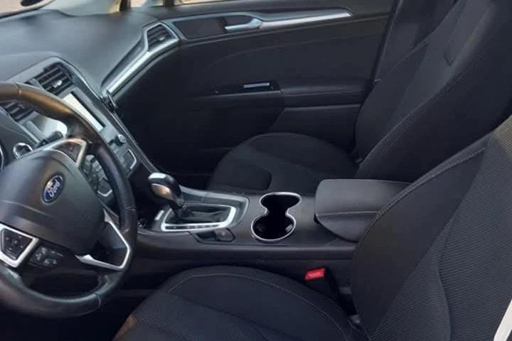 Grå Ford Mondeo fra 2018