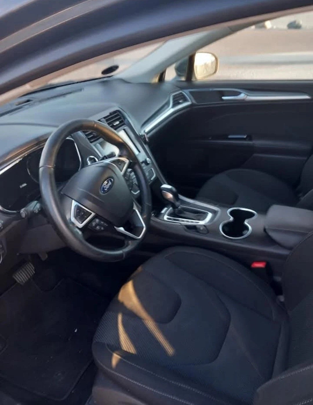 Grå Ford Mondeo fra 2018