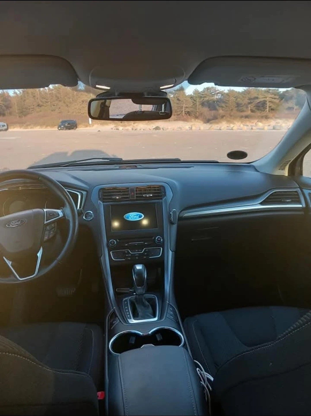 Grå Ford Mondeo fra 2018