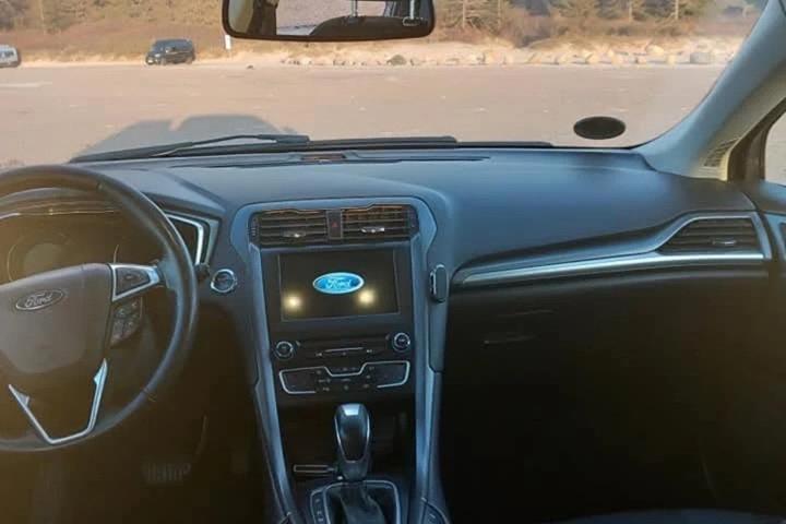 Grå Ford Mondeo fra 2018