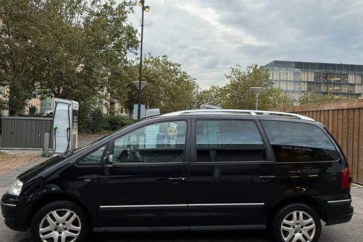 Sort VW Sharan fra 2010