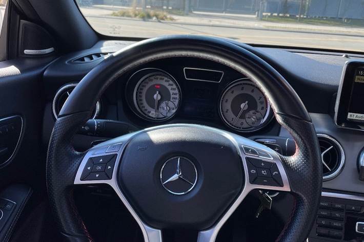 Grå Mercedes CLA250 fra 2014 set indefra