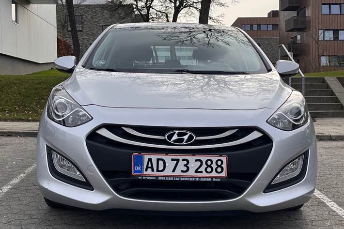 Grå Hyundai i30 fra 2013
