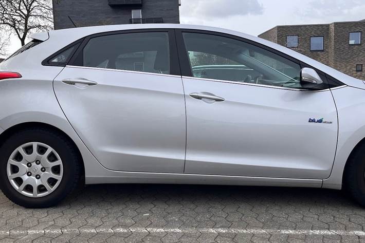 Grå Hyundai i30 fra 2013