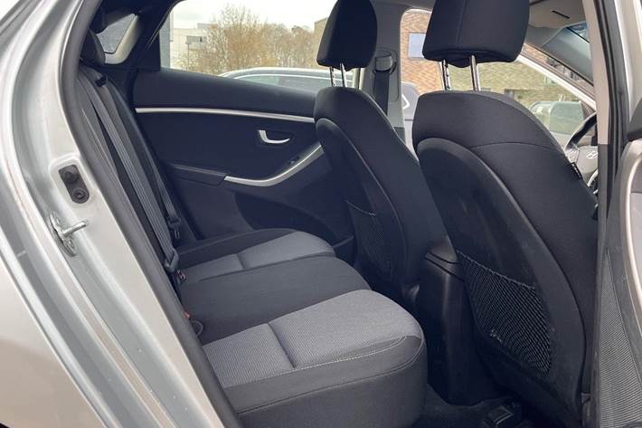 Grå Hyundai i30 fra 2013
