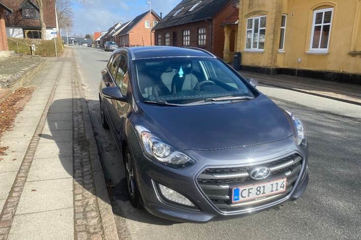 Grå Hyundai i30 fra 2016