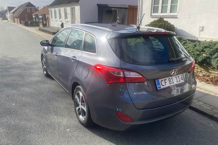 Grå Hyundai i30 fra 2016